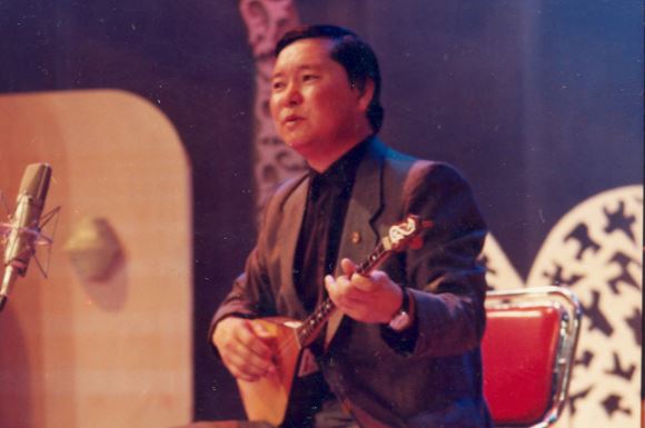 ساحنادا – «جانىبەك ءان سالادى...»