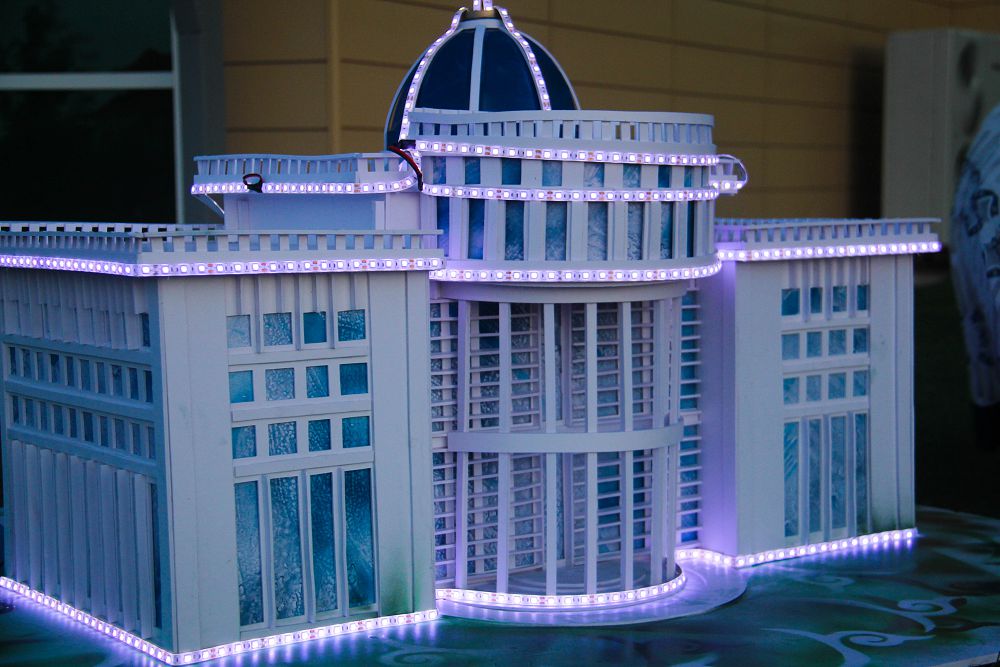 اتىراۋداعى نزم وقۋشىلارى قاعازدان جاساعان ءتۇرلى عيماراتتار جۇرتتى تاڭ قالدىردى