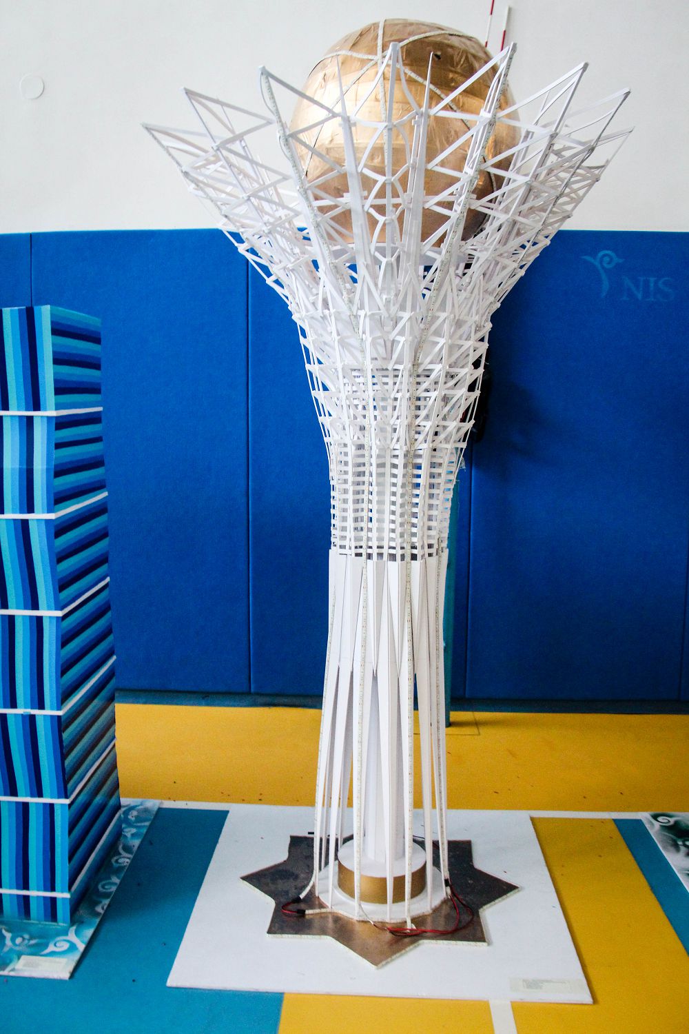 اتىراۋلىق وقۋشىلار ەلور­دا تورىندە تۇرعان ءزاۋلىم عي­ماراتتاردى قولدان جاساپ شىقتى
