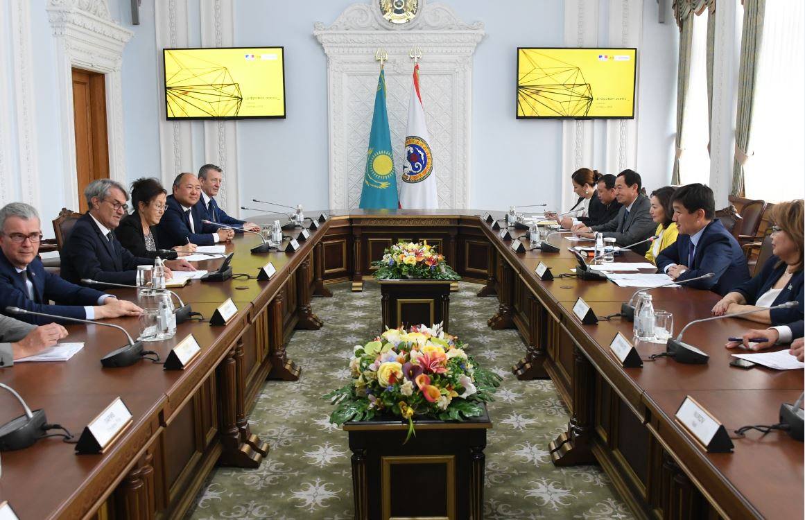 الماتى اكىمدىگىندە فرانتسيامەن مادەني ىنتىماقتاستىق ماسەلەسى تالقىلاندى