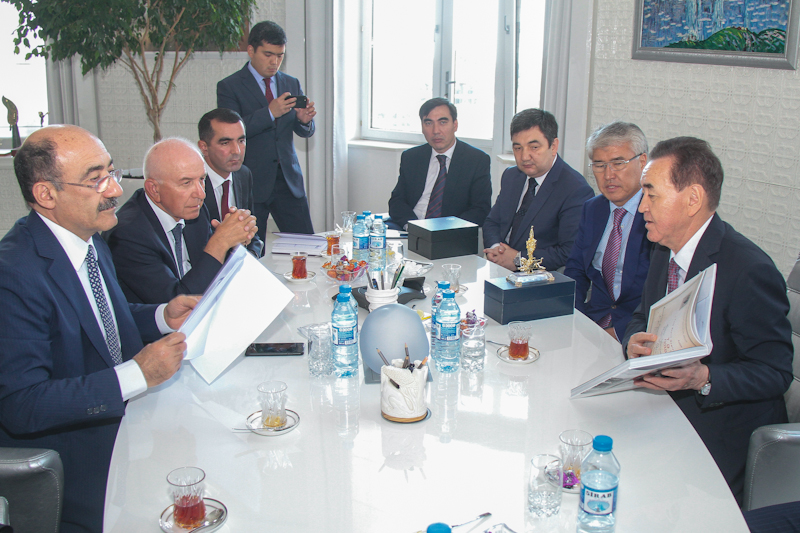 قر پرەزيدەنتى كەڭسەسىنىڭ باسشىسى ازەربايجان مادەنيەت مينيسترىمەن كەزدەستى