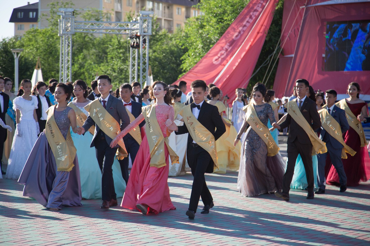 اتىراۋ وبلىسىندا 154 جاس تۇلەك "التىن بەلگى" يەگەرى اتاندى
