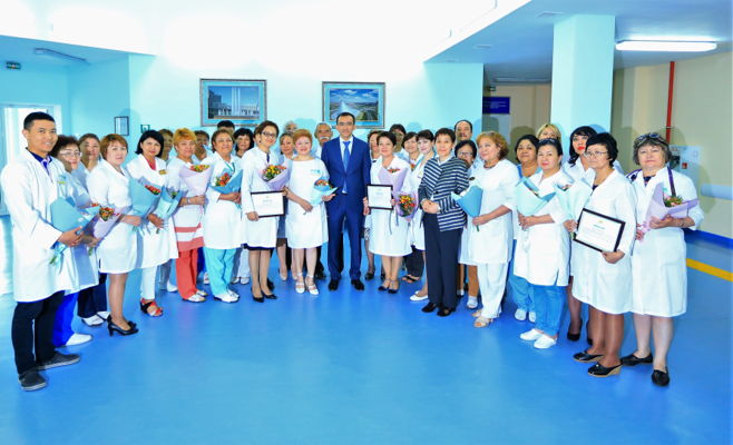 ماۋلەن اشىمباەۆ مەديتسينا قىزمەتكەرلەرىن كاسىبي مەرەكەلەرىمەن قۇتتىقتادى 