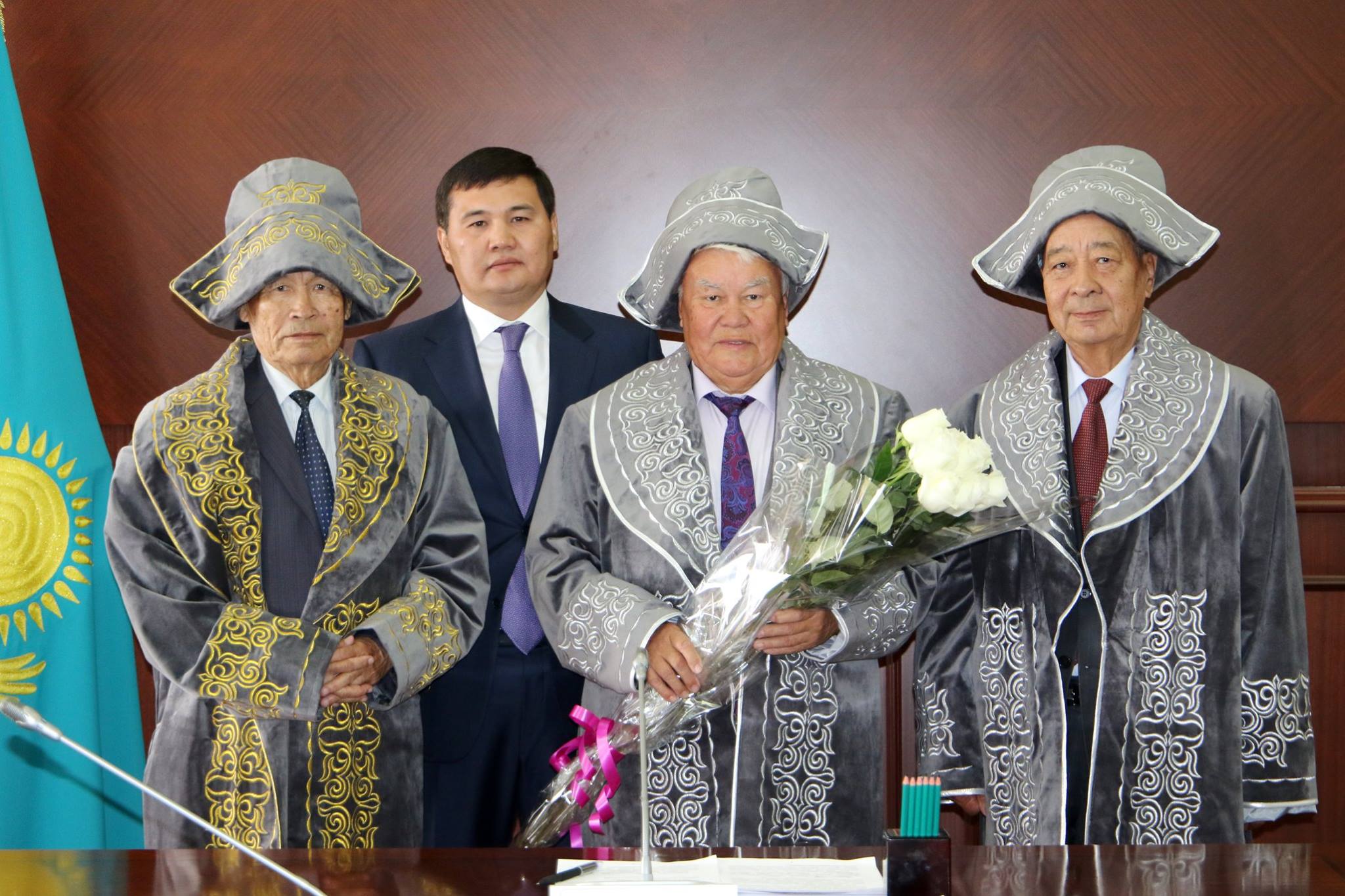 قىزىلوردا قالاسىنىڭ اكىمى ارداگەر اقساقالداردى مەرەيتويلارىمەن قۇتتىقتادى