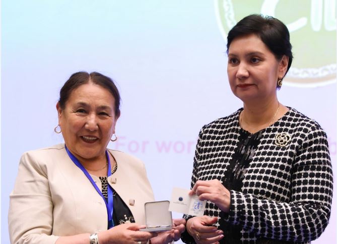 تۇركولوگ عالىمدارعا TWESCO التىن مەدالى تابىستالدى