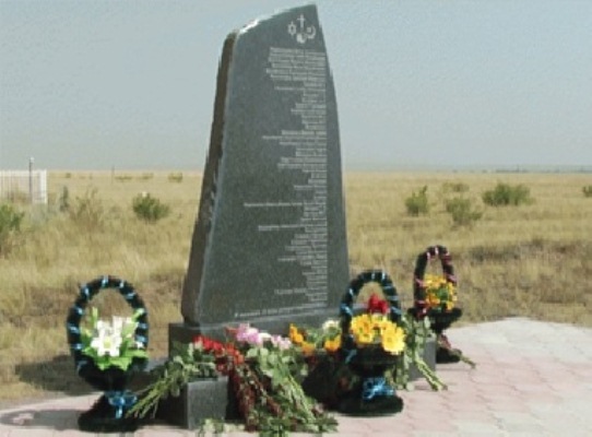 سقو-نىڭ بوستاندىق اۋىلىندا قۋعىن-سۇرگىن قۇرباندارىنا ارناپ ەسكەرتكىش-تاقتا ورناتىلدى