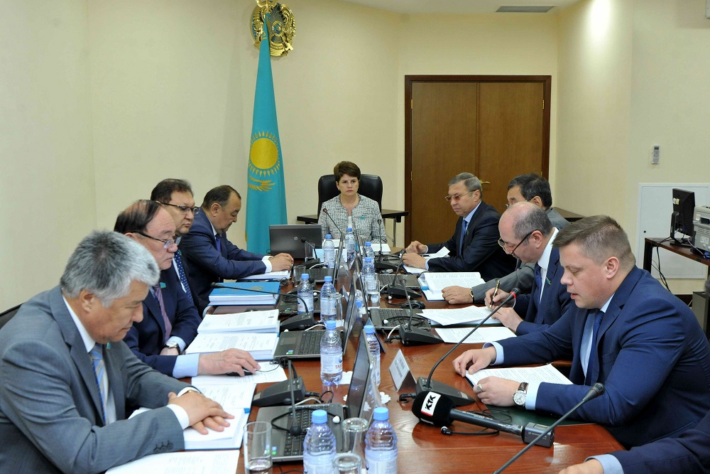 سەناتورلار ۆاليۋتالىق رەتتەۋ تۋرالى زاڭ جوبالارىن تالقىلادى