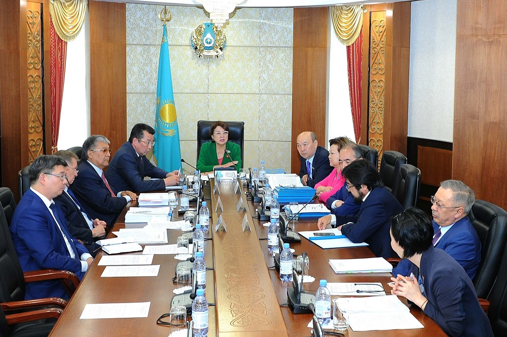 پارلامەنتتە بالالار دەنساۋلىعىنا قاتىستى زاڭ جوباسى قارالدى