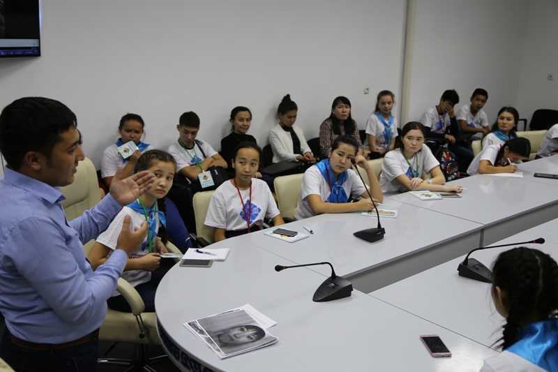 تاربيە ءتالىمى: بىرىگىپ ىزدەنۋ وقۋشىنىڭ سەنىمىن ارتتىرادى