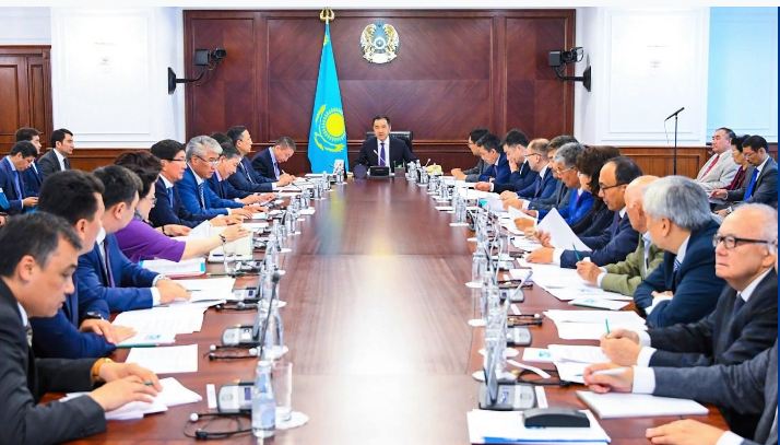 ب. ساعىنتاەۆ قازاق ءتىلى ءالىپبيىن لاتىن گرافيكاسىنا كوشىرۋ جونىندەگى ۇلتتىق كوميسسيانىڭ وتىرىسىن وتكىزدى