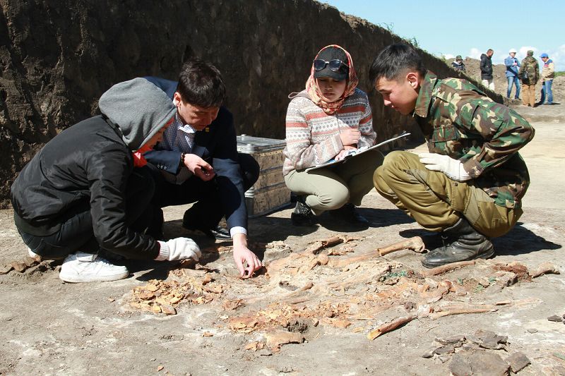 اقتوبە مەملەكەتتىك ۋنيۆەر­سيتەتىنىڭ ستۋدەنتتەرى بەسوبا قورىمىندا قازبا جۇمىستارىن جۇرگىزۋدە