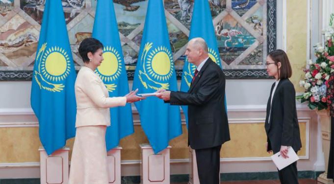 گۇلشارا ابدىقالىقوۆا بىرقاتار ەلشىلەردەن سەنىم گراموتالارىن قابىلدادى