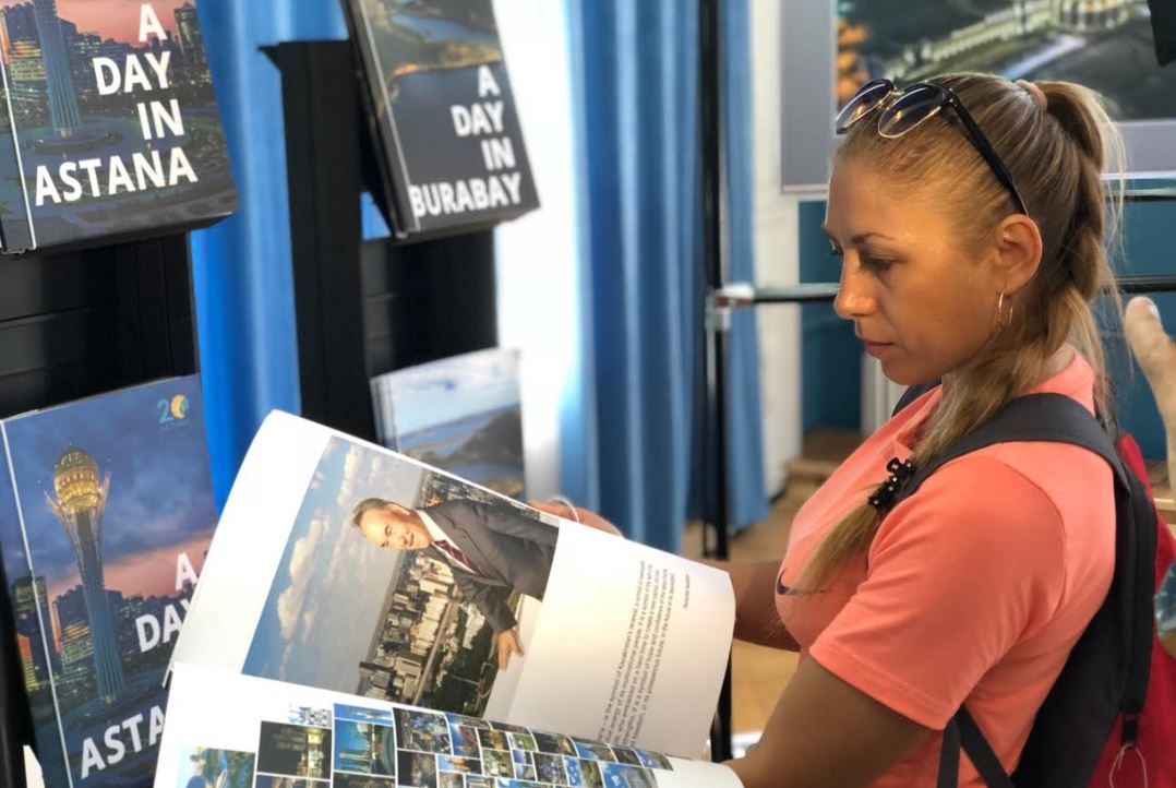 استراحاندا استانانىڭ 20-جىلدىعىنا ارنالعان فوتوكورمە ءوتتى