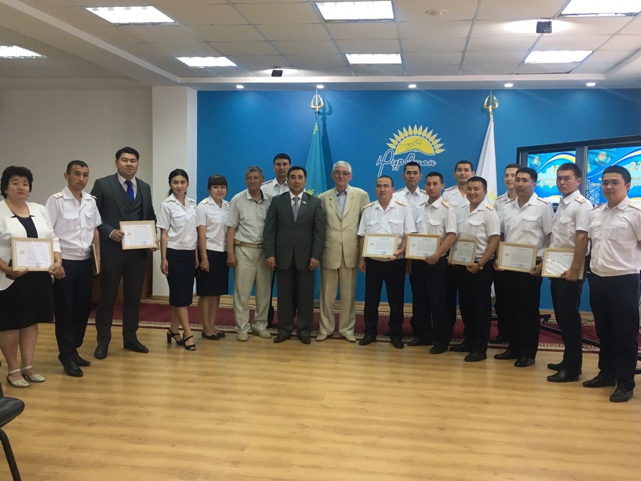 «نۇر وتان» ماڭعىستاۋ وبلىستىق فيليالى مەملەكەتتىك جانە پوليتسيا قىزمەتكەرلەرىن ماراپاتتادى