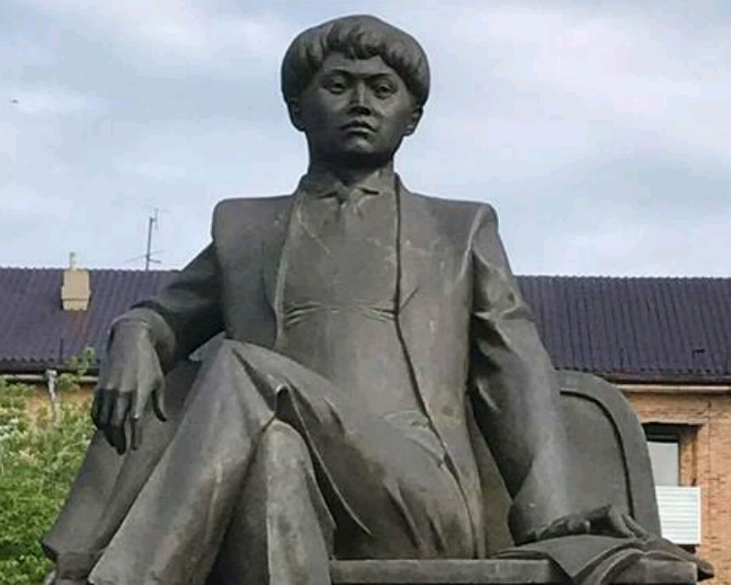 قىزىلجاردا ماعجان جۇماباەۆقا ەسكەرتكىش ورناتىلدى