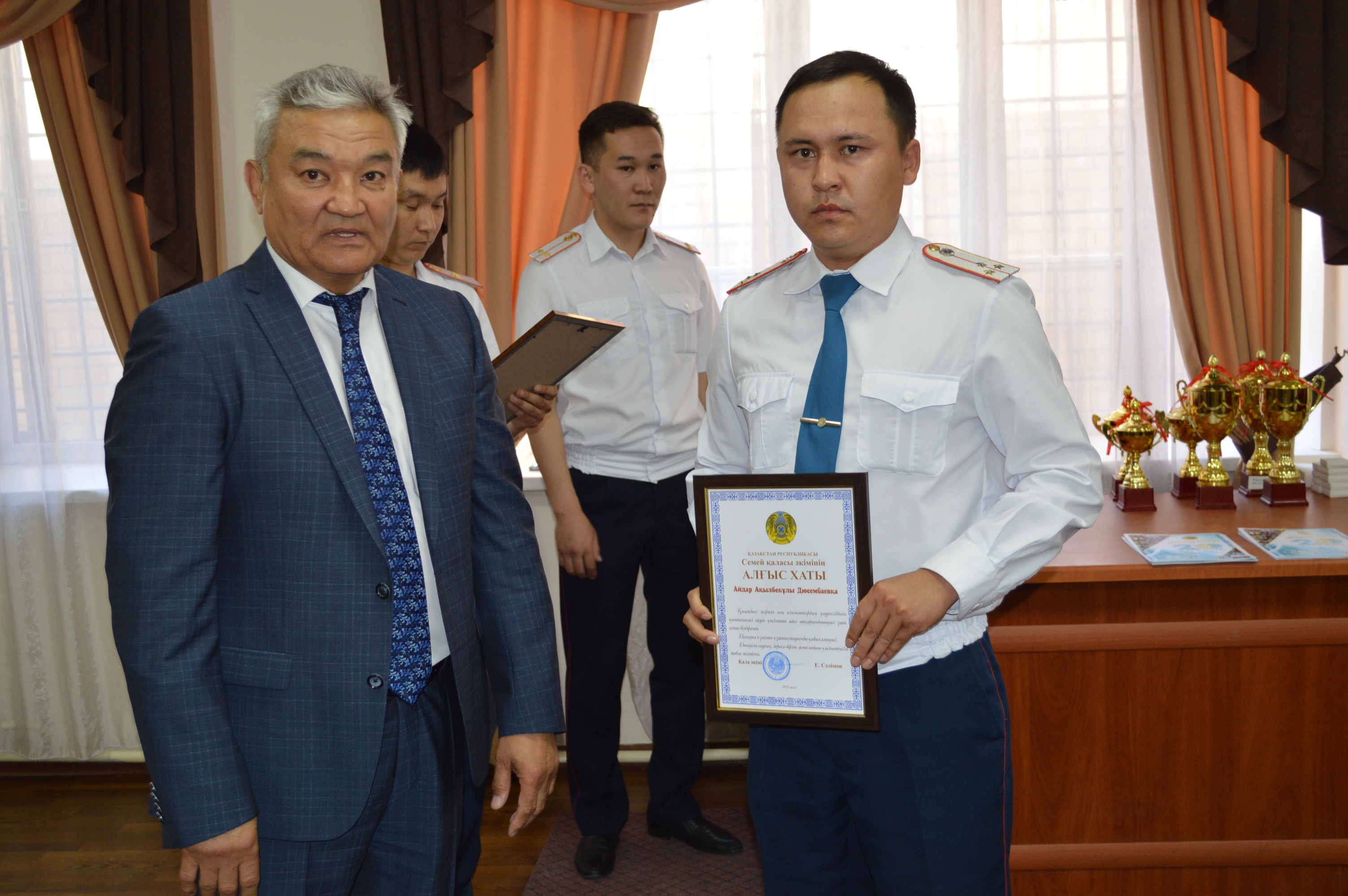 سەمەيدە قالا اكىمى پوليتسيا قىزمەتكەرلەرىن كاسىبي مەرەكەلەرىمەن قۇتتىقتادى