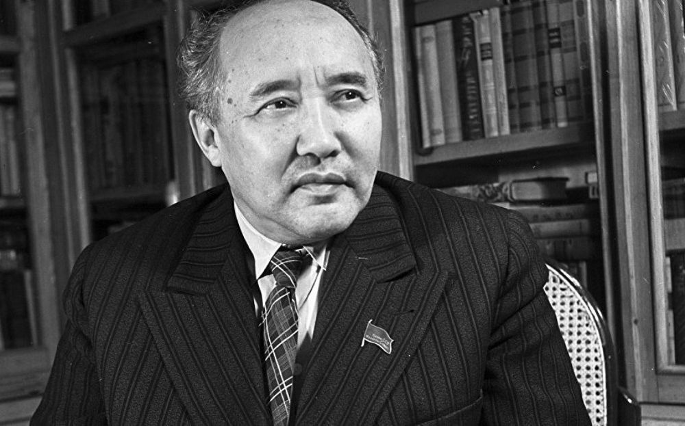 مۇحتار اۋەزوۆتىڭ قازپي-دەگى قىزمەتى