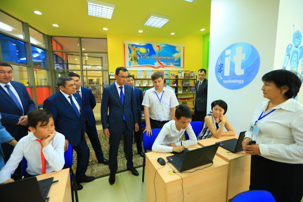 ماۋلەن ءاشىم­باەۆ ءىت-ورتالىق جۇمىسىمەن تانىستى