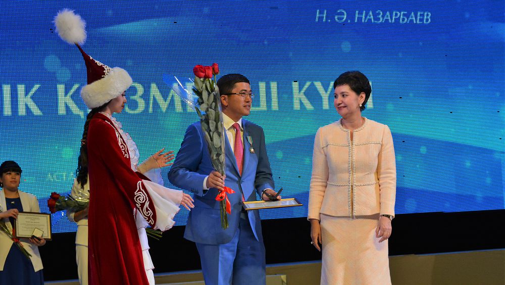 مەملەكەتتىك قىزمەت – ابىرويلى مىندەت