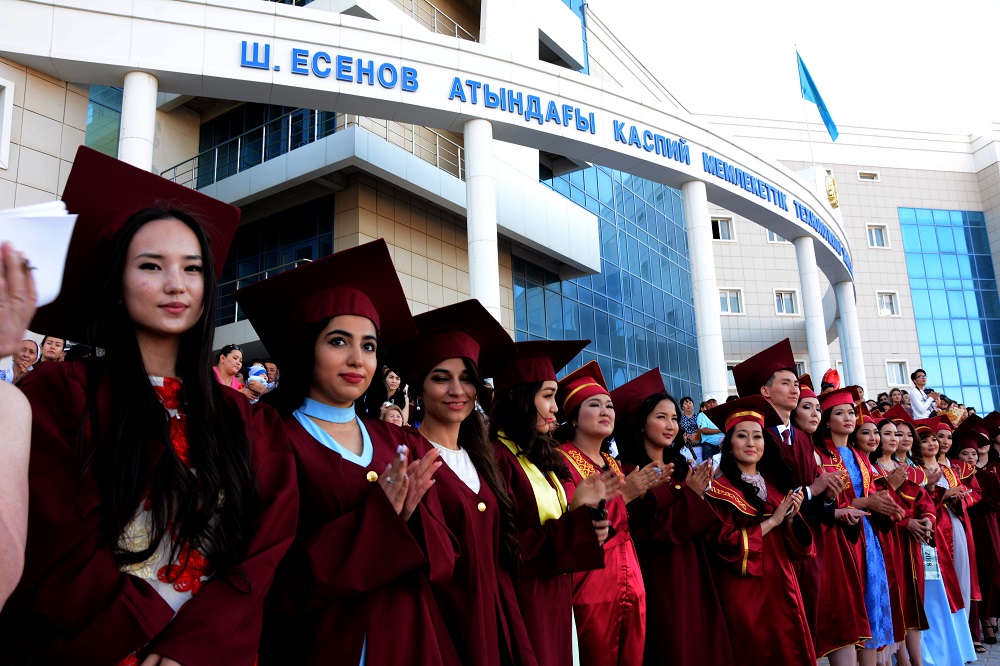 اقتاۋدا ۋنيۆەرسيتەت تۇلەكتەرىنە ديپلوم تابىستالدى