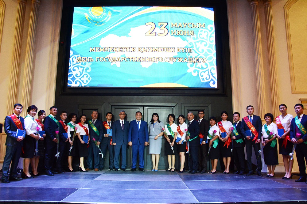 ماڭعىستاۋلىق مەملەكەتتىك قىزمەتشىلەر قوس مەرەكەنى اتاپ ءوتتى