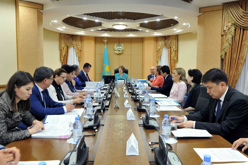 سەنات كوميتەتىندە ءبىلىم بەرۋ ماسەلەلەرى تۋرالى زاڭ جوبالارى قارالدى