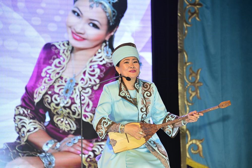 گۇلميرا سارينا اتىراۋ جۇرتىنا كونتسەرتتىك باعدارلاما ۇسىندى
