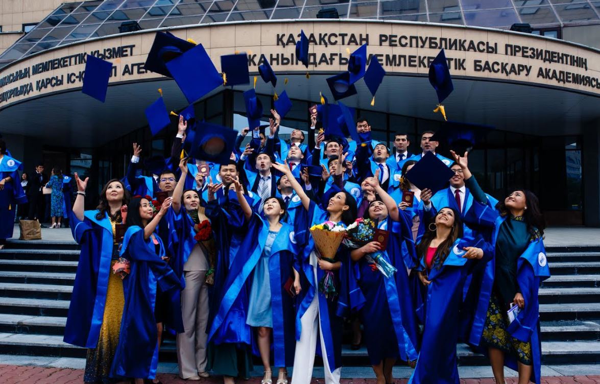 قر پرەزيدەنتى جانىنداعى مەملەكەتتىك باسقارۋ اكادەمياسىندا تۇلەكتەرگە ديپلوم تاپسىرىلدى