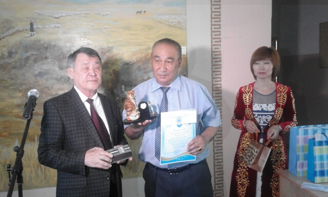 سەمەيدە قالامگەر قاۋىمدى جۋرناليستەر كۇنىمەن قۇتتىقتادى