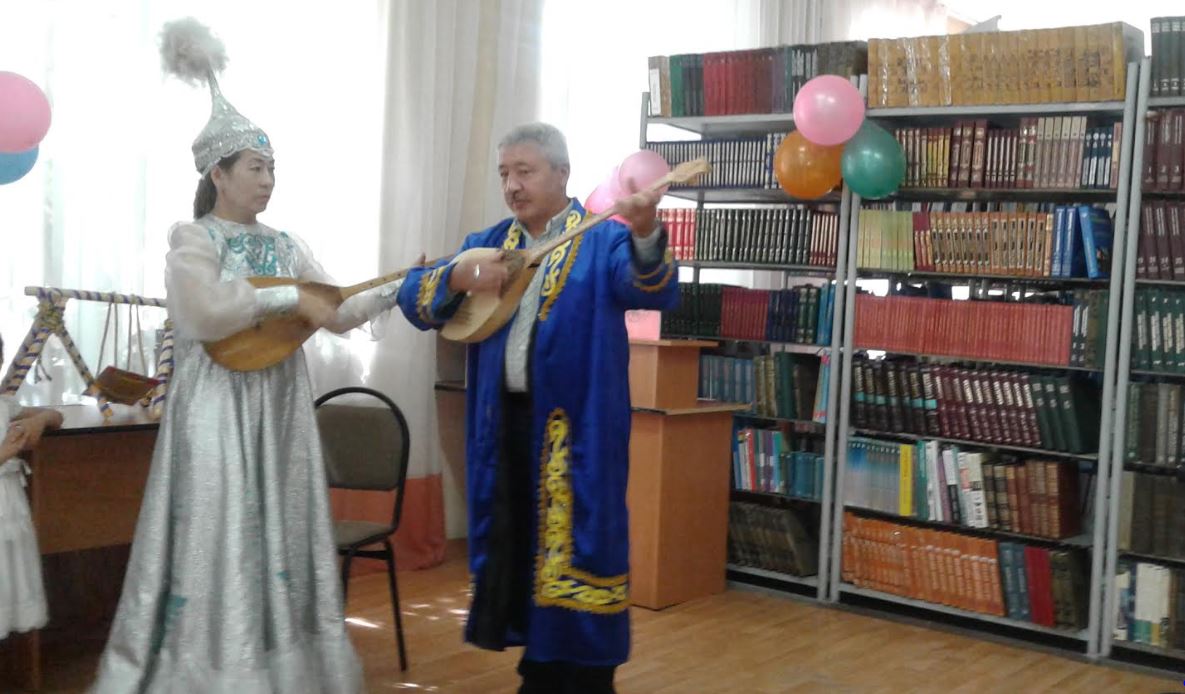 سەمەيدە دومبىرانىڭ قوڭىر ءۇنى كۇمبىرلەدى.