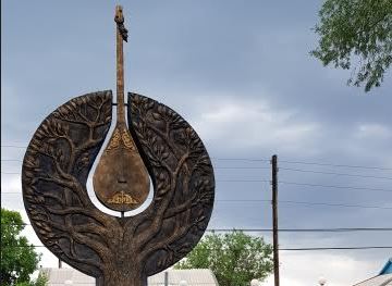 شقو-دا دومبىراعا ەسكەرتكىش قويىلدى