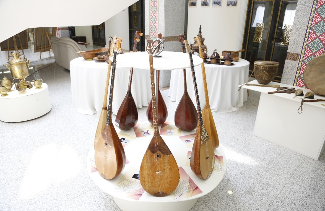 اتىراۋ وبلىسىنىڭ دەلەگاتسياسى استاناعا التىن ادام مەن دومبىرا كوللەكتسياسىن اپاردى