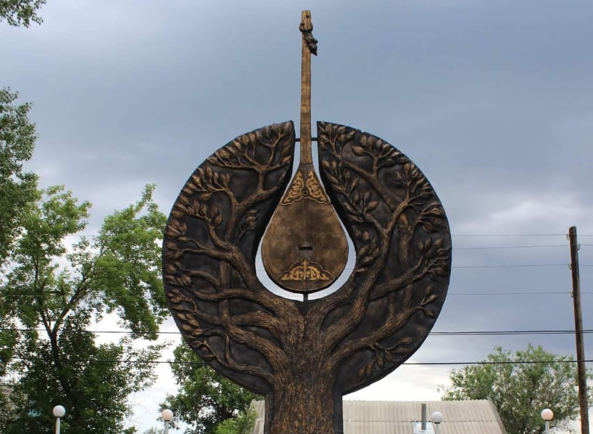 جارمادا قاسيەتتى قارا دومبىراعا ەڭسەلى ەسكەرتكىش ورناتىلدى