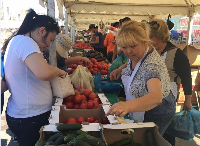 تۇركىستان وبلىسىنىڭ تاۋار وندىرۋشىلەرى استانادا جارمەڭكە وتكىزىپ جاتىر 