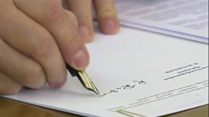 ەلباسى الەۋمەتتىك قامتاماسىز ەتۋ جۇيەسىن جەتىلدىرۋگە باعىتتالعان زاڭعا قول قويدى