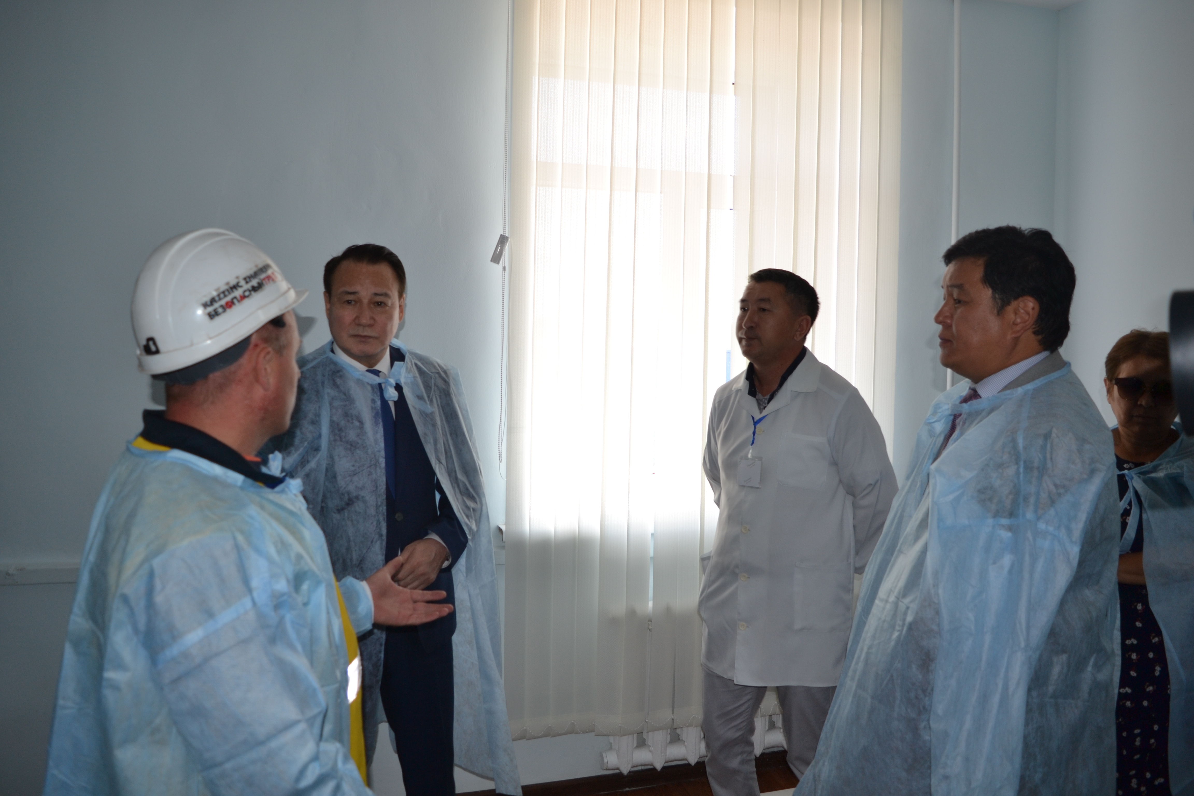 سەناتور كەندى ايماقتا جۇمىسشىلارمەن كەزدەستى