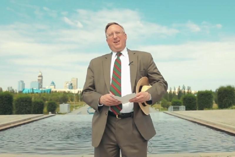 اقش ەلشىسى استانا تۋرالى قازاق تىلىندە ولەڭ وقىپ بەردى