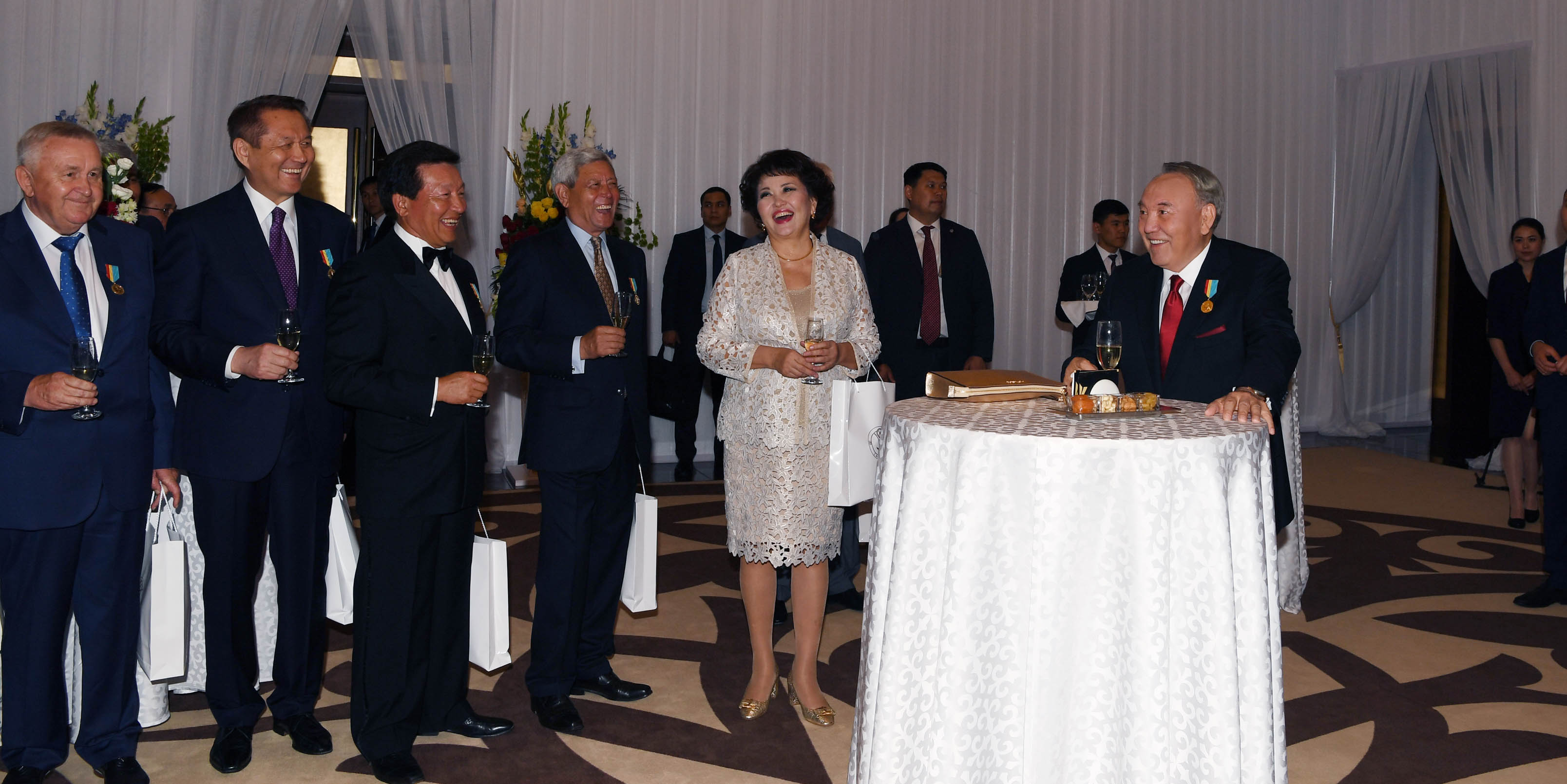 ەلباسى استانانىڭ ىرگەسىن العاش قالاعان ازاماتتارمەن كەزدەستى