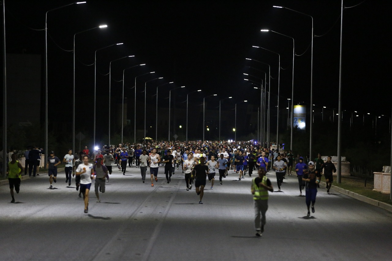 اتىراۋدا العاش رەت وتكەن تۇنگى جۇگىرۋ مارافونىنا 2000-عا جۋىق ادام قاتىستى