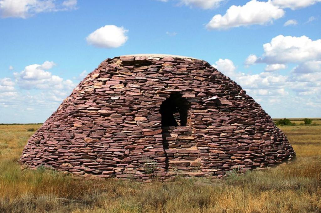 عىلىمي ەكسپەديتسيالىق توپ ەكىدىڭ كونە ەسكەرتكىشىنە ساپار جاسادى