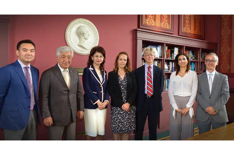  ۇلىبريتانيادا قازاق ءتىلىنىڭ انتولوگياسى اعىلشىن تىلىندە شىعادى