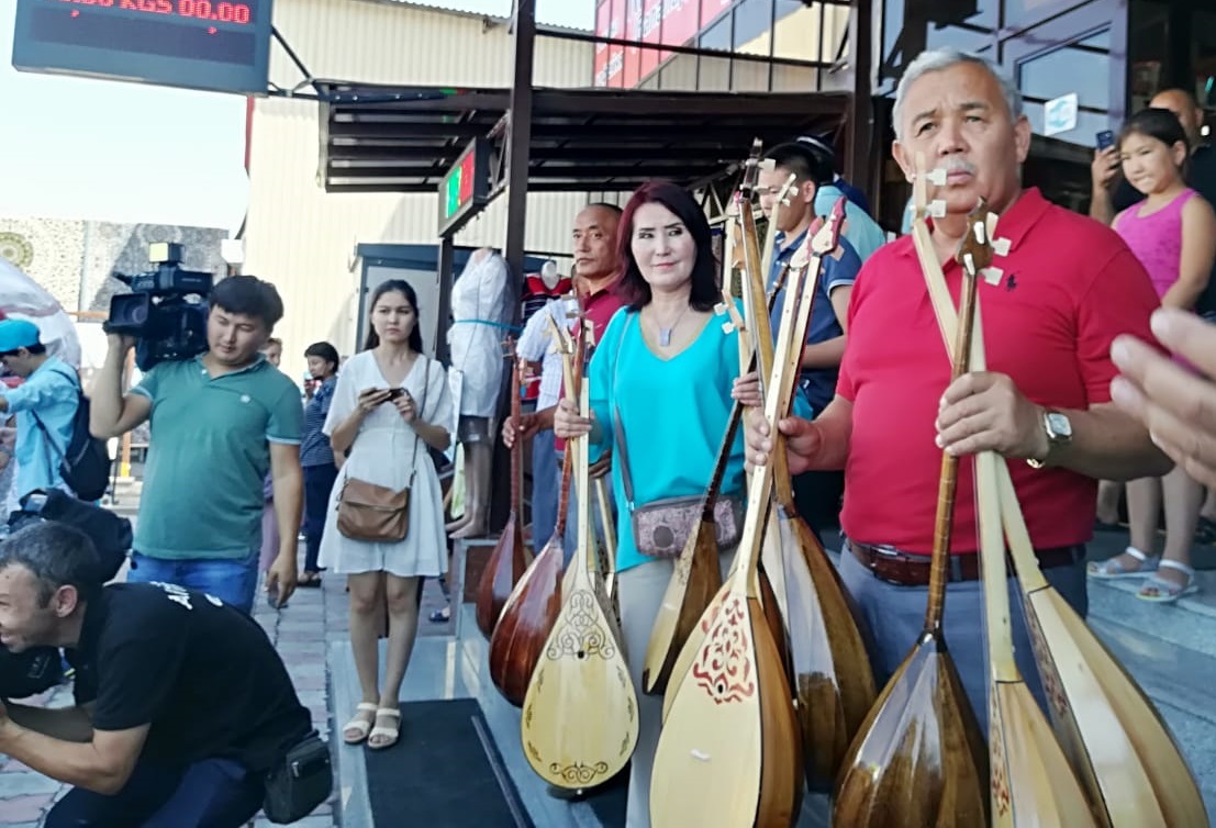الماتىلىق شەبەر بالالار ءۇيىنىڭ تاربيەلەنۋشىلەرىنە 30 دومبىرا سىيعا تارتتى