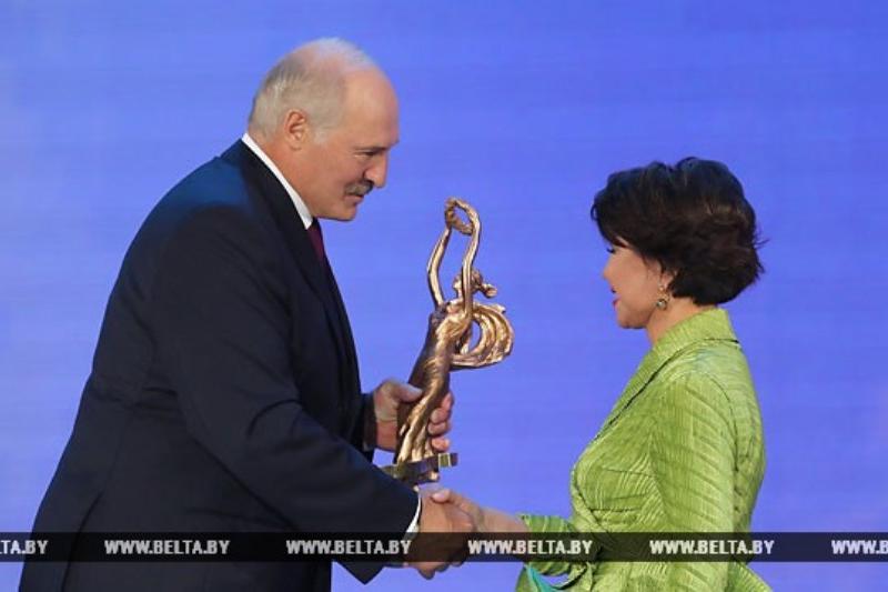 بەلارۋس پرەزيدەنتى روزا رىمباەۆاعا «سلاۆيان بازارى» پرەزيدەنتتىك ماراپاتىن تابىستادى