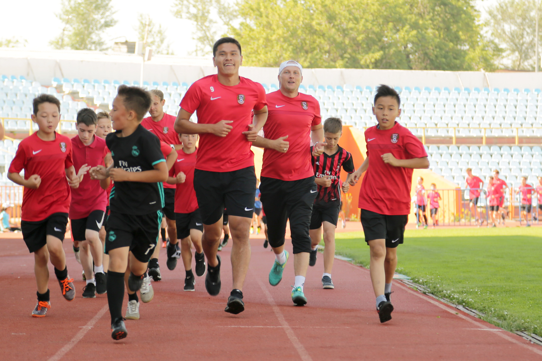 «شاحتەر» ەۋروكۋبوكقا قاتىسىپ جاتقان وتاندىق كوماندالاردى قولدادى