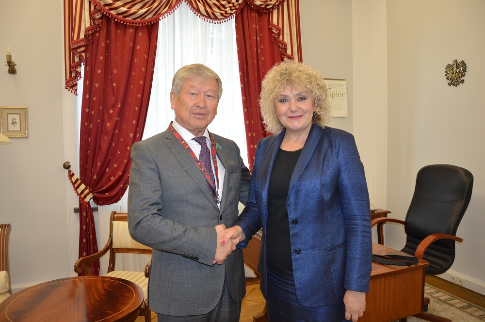 سەناتور ت. مۇقاشەۆ پولشا سەناتى مەن سەيمىنىڭ باسشىلارىمەن كەزدەستى