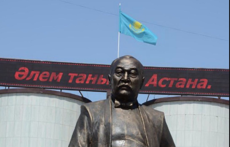 اكتەردىڭ الىپ ەسكەرتكىشى بوي كوتەردى