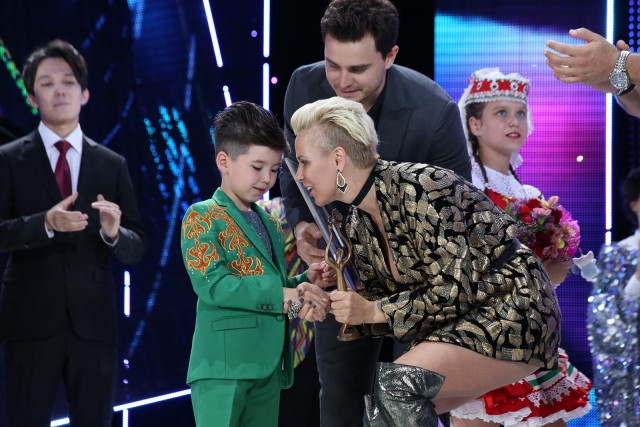 قازاقستاندىق جاس ءانشى «سلاۆيان بازارىنان» سىيلىقپەن ورالدى