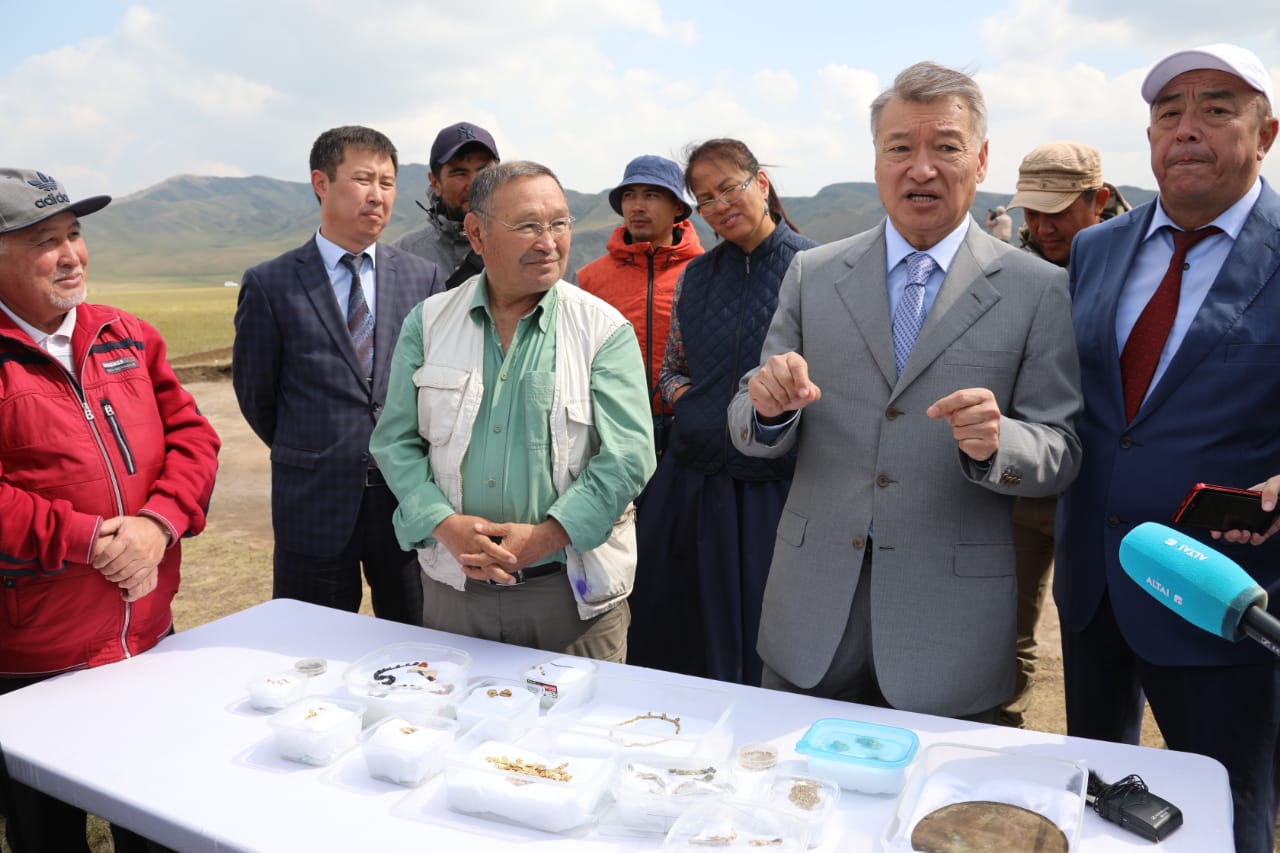 ز.ساماشەۆ: تابىلعان جادىگەرلەر ب.ز.د 8-7 عاسىرعا تيەسىلى زاتتار بولۋى مۇمكىن