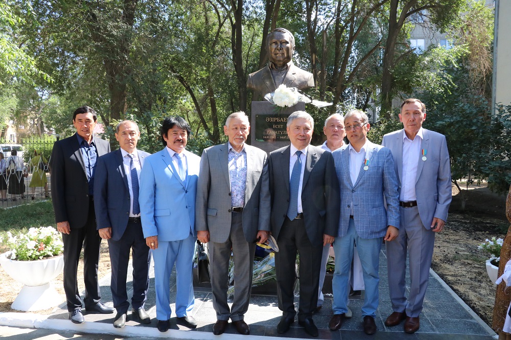 مۇناي سالاسىنىڭ ارداگەرى ەسەت ازەرباەۆقا ءمۇسىن قويىلدى