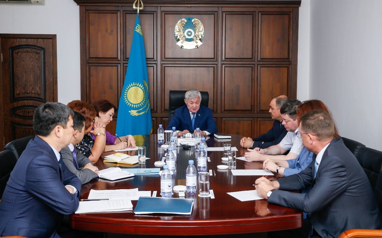 بەردىبەك ساپارباەۆ ءماجىلىس دەپۋتاتتارىمەن كەزدەستى